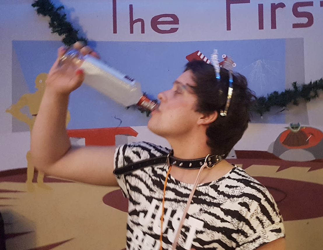 Chef trekt staand een adje uit een fles, zoals het studentenrecht voorschrijft